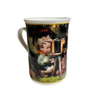 NWOB Danbury Mint M.L. Hummel  August Birthdate The Photographer Mug Cup